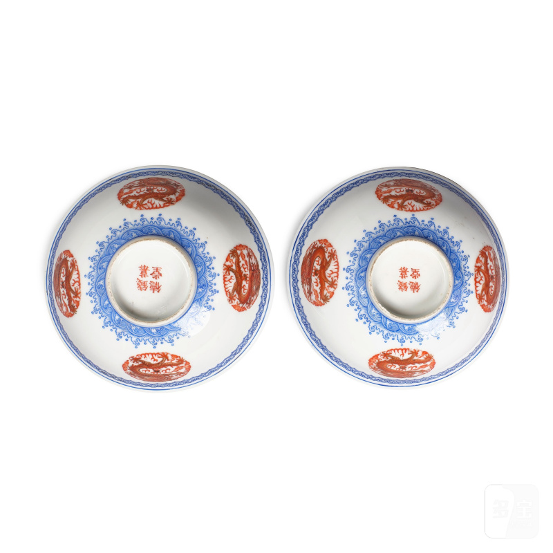 光緒晚期/民國 礬紅藍彩描金五爪團龍碗一對 | A PAIR OF BLUE-ENAMELED AND IRON-RED-DECORATED 'DRAGON' PORCELAIN BOWLS - 图3